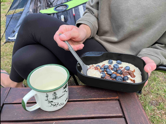 Opskrift: Havregrød på Trangia med chokolade, mandler og frugt!